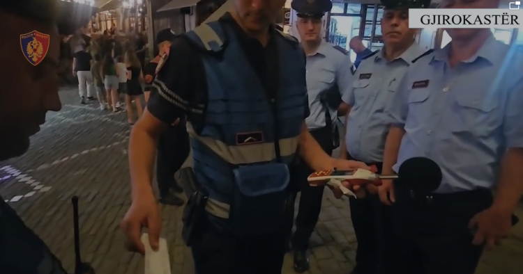 Me aparat në duar për zhurmat, policia “mësyn” në lokalet e Pazarit të Gjirokastrës (VIDEO)