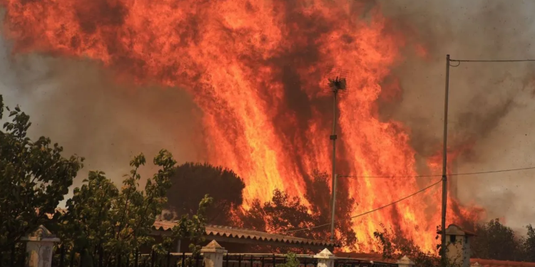 Greqia në flakë, zjarre të fuqishme djegin shtëpi, evakuohen banorë në disa zona