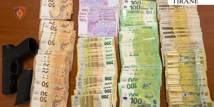 Lëviznin të armatosur dhe me 40 mijë euro me vete, pranga dy të rinjve në Tiranë