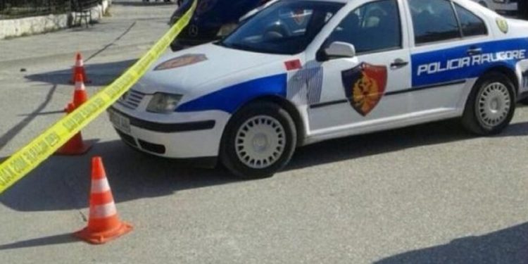 Aksident në Laprakë/ Taksia përplaset me urbanin dhe makinën e policisë, dy të plagosur lehtë