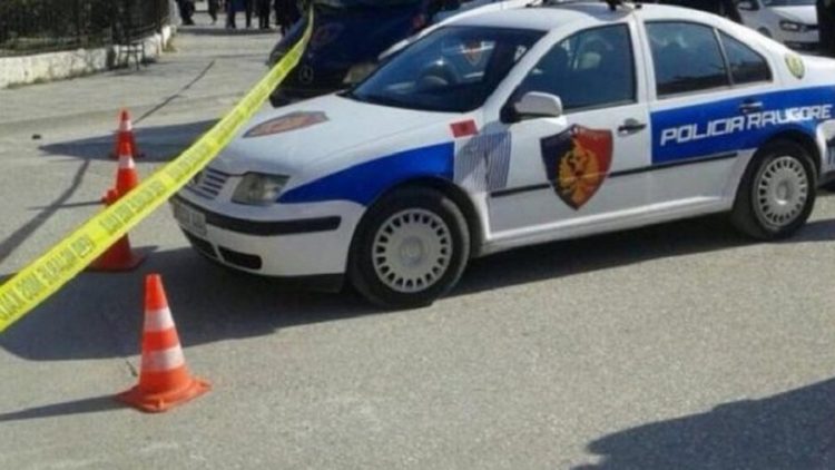 Aksident në Laprakë/ Taksia përplaset me urbanin dhe makinën e policisë, dy të plagosur lehtë