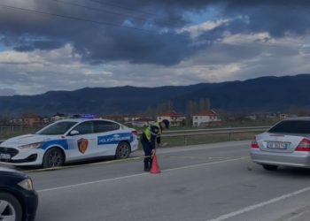 Aksident në aksin Peqin–Elbasan, automjeti bie nga ura