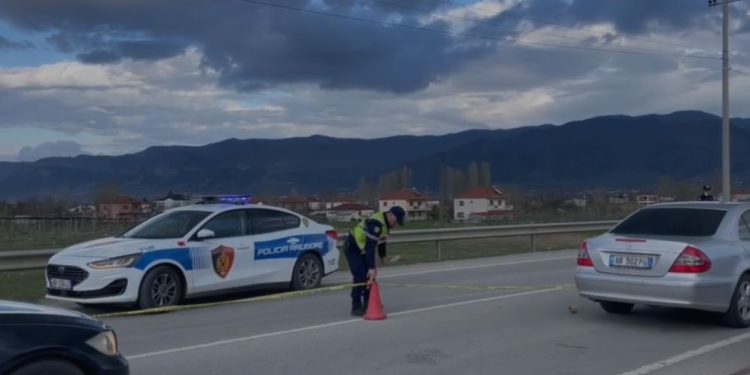 Aksident në aksin Peqin–Elbasan, automjeti bie nga ura