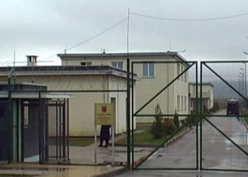 Fuste drogë brenda ambienteve të vuajtjes së dënimit, arrestohet polici i burgut të Drenovës