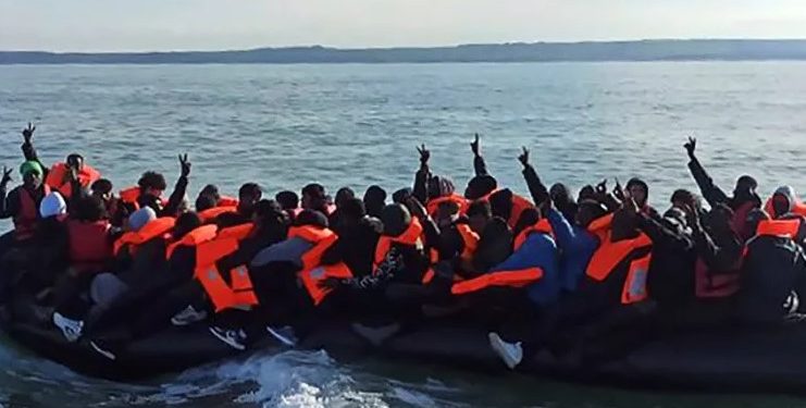 Analiza e NYT: Europa drejt një politike më të ashpër për emigracionin! Konsensus për dëbimet dhe ndalimet në kufi