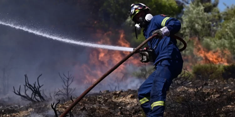 Greqia nuk gjen “qetësi”, 40 zjarre shpërthejnë gjatë 24 orëve të fundit