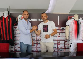 As duro e as Josa, Flamurtari i beson stolin një spanjolli