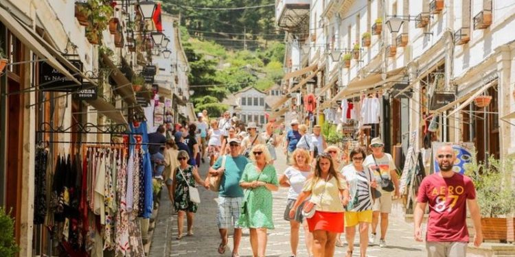 Shqiptarët u “largohen” pushimeve në Mal të Zi - Pushuesit zgjedhin Greqinë
