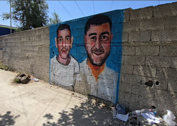 Vdiqën tragjikisht në aksidentin me motor, miqtë u bëjnë një murale dy të rinjve në Vlorë