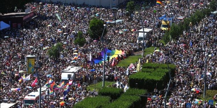 Një valë nga e gjithë Evropa në paradën LGBTQ+ në Budapest, organizatorët: Jemi 200 mijë