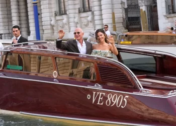 “Brenda” darkës së Jeff Bezos dhe Lauren Sanchez: Menuja italiane, atmosfera dhe puthjet e çiftit