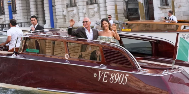 “Brenda” darkës së Jeff Bezos dhe Lauren Sanchez: Menuja italiane, atmosfera dhe puthjet e çiftit