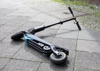 Sarandë, 40-vjeçari humbet kontrollin, monopatina përplas këmbësoren