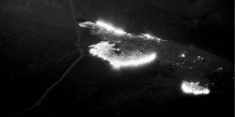 Zjarret në vend / Ngrihet nga Baza e Kuçovës droni Bayraktar, monitoron zonat e prekura