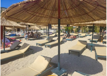 “Plazhi i lirë”/ Sekuestrohen 24 çadra dhe shezlongë të vendosur pa leje, procedohet 39-vjeçari në Vlorë