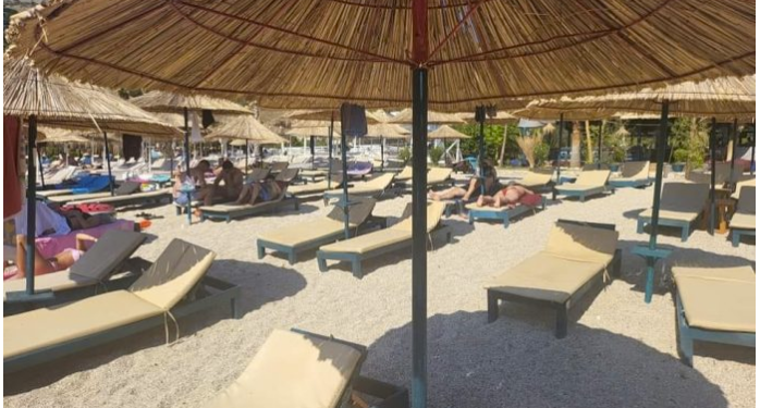 “Plazhi i lirë”/ Sekuestrohen 24 çadra dhe shezlongë të vendosur pa leje, procedohet 39-vjeçari në Vlorë