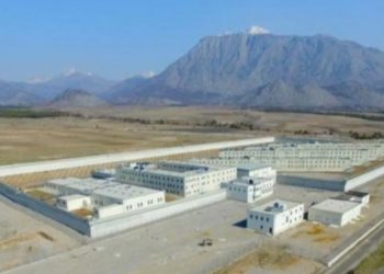 U gjet i vetëvarur në qeli, zbardhet dëshmia e policit që u përfshi në debat me të burgosurin: Kundërshtoi shoqërimin