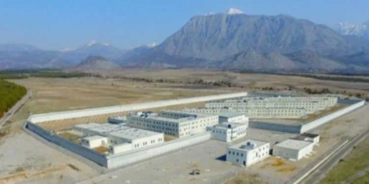 U gjet i vetëvarur në qeli, zbardhet dëshmia e policit që u përfshi në debat me të burgosurin: Kundërshtoi shoqërimin