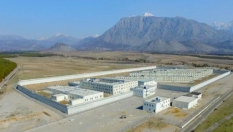 U gjet i vetëvarur në qeli, zbardhet dëshmia e policit që u përfshi në debat me të burgosurin: Kundërshtoi shoqërimin