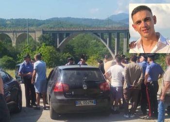 “Ai bëri një gabim, nuk duhej të kishte vdekur kështu”, gruaja e të riut që humbi jetën nga të shtënat e biznesmenit italian: U varros si kafshë…