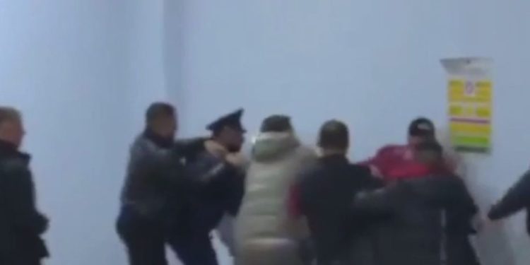 Sherr masiv në Tiranë, qëllohet edhe me armë zjarri, zbardhen detaje