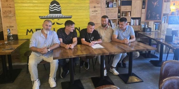 Taulant Xhaka i befason të gjithë, i rikthehet futbollit të luajtur. Ja ku firmosi ish-lojtari i Kombëtares, do të jetë edhe trajner
