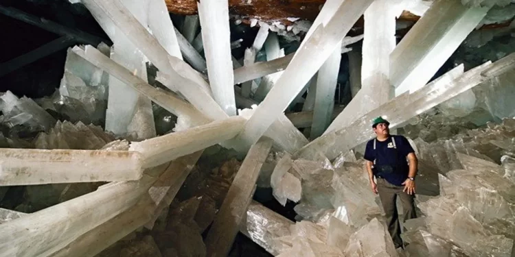 Shpella mahnitëse e kristaleve ka një sekret vdekjeprurës