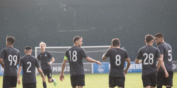 Revolucion i vërtetë, Tiranës i largohen 12 lojtarë nga skuadra