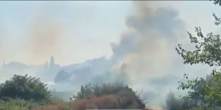 Zjarr i madh në afërsi të varrezave të Elbasanit, flakët i afrohen dhe banesave