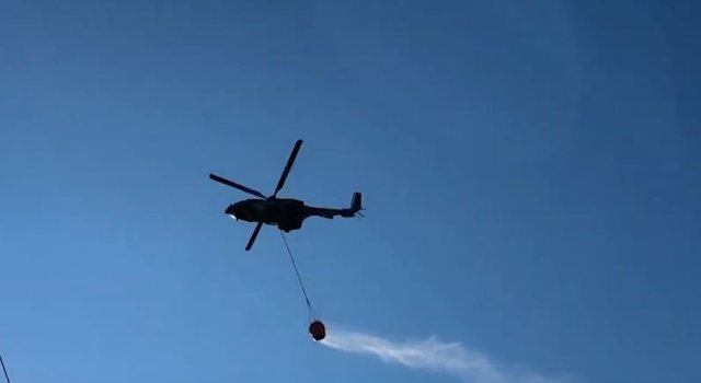 Del jashtë kontrollit zjarri në fshatrat e Vlorës, ndërhyn helikopteri me ujë