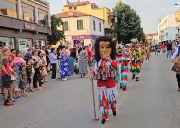 Karnavalet “ndezin” Korçën
