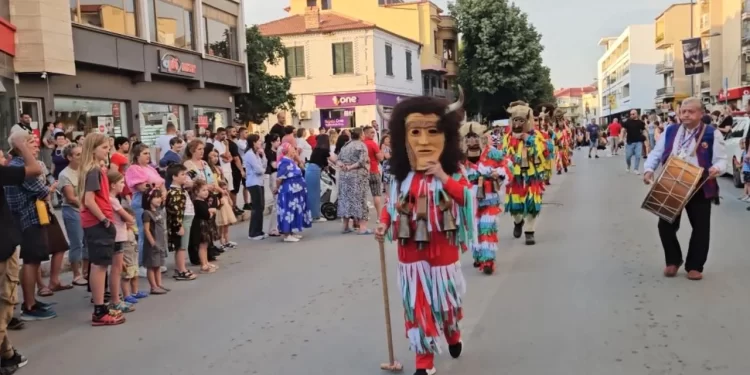 Karnavalet “ndezin” Korçën