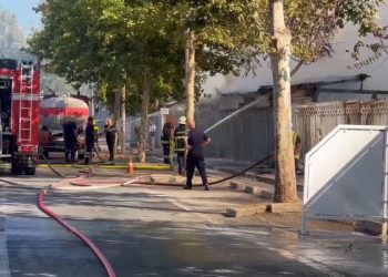 “Tregu nuk plotëson kushtet e sigurimit teknik”, prefekti i Durrësit: Zjarri ende nuk është shuar, jemi mobilizuar me forca të plota!