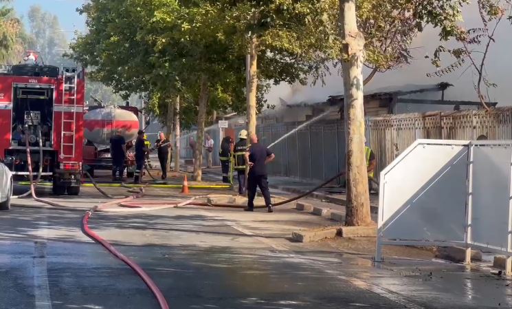 “Tregu nuk plotëson kushtet e sigurimit teknik”, prefekti i Durrësit: Zjarri ende nuk është shuar, jemi mobilizuar me forca të plota!