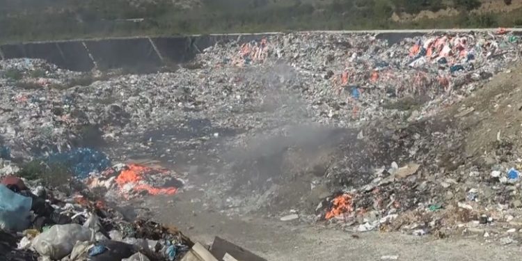 Zjarri te fusha e plehrave në Përmet, prokuroria nis hetimet