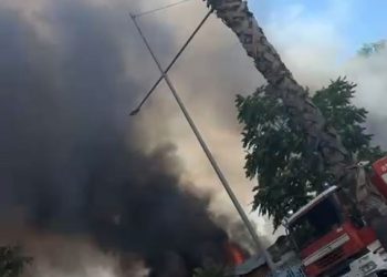 Përfshihet nga flakët tregu ambulant në Durrës, raportohen vetëm dëme materiale