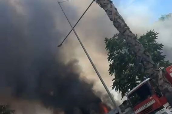 Përfshihet nga flakët tregu ambulant në Durrës, raportohen vetëm dëme materiale