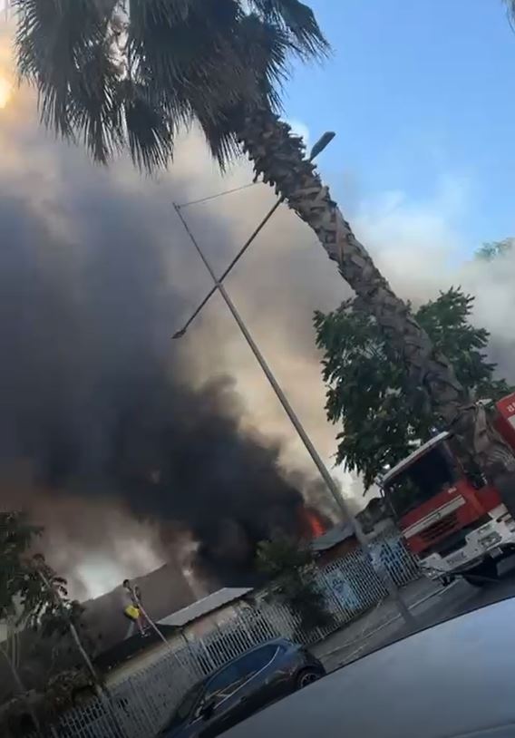 Përfshihet nga flakët tregu ambulant në Durrës, raportohen vetëm dëme materiale