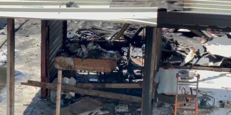 Zjarri në tregun industrial në Durrës, Policia: Nga një shkëndijë elektrike