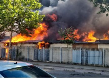 Mes flakëve, tregtarët mundohen të shpëtojnë pak nga malli! Dalin pamjet nga zjarri në tregun e Durrësit