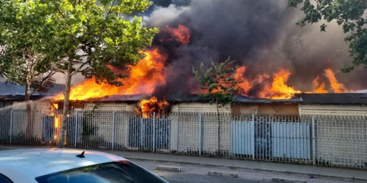 Mes flakëve, tregtarët mundohen të shpëtojnë pak nga malli! Dalin pamjet nga zjarri në tregun e Durrësit