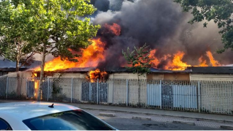 Mes flakëve, tregtarët mundohen të shpëtojnë pak nga malli! Dalin pamjet nga zjarri në tregun e Durrësit
