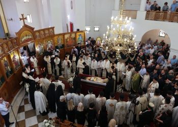 Gjirokastra i jep lamtumirën e fundit mitropolitit Imzot Dhimitrit (FOTO)