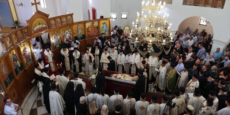 Gjirokastra i jep lamtumirën e fundit mitropolitit Imzot Dhimitrit (FOTO)