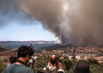 Pamje apokaliptike, zjarri shkrumbon pyjet dhe i afrohet Marsejës, mbyllet aeroporti