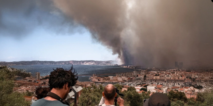 Pamje apokaliptike, zjarri shkrumbon pyjet dhe i afrohet Marsejës, mbyllet aeroporti