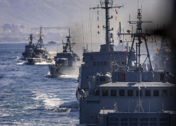 Spektakël në detin Adriatik, marina kroate demonstron forcën para 30-vjetorit të “Stuhisë”