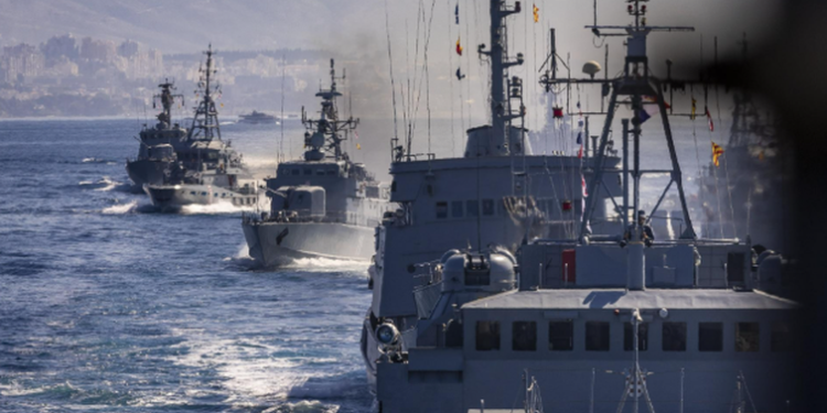 Spektakël në detin Adriatik, marina kroate demonstron forcën para 30-vjetorit të “Stuhisë”