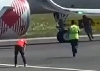Pamjet e rënda/ Momenti kur 35-vjeçari thithet nga motori i avionit në aeroportin e Bergamos