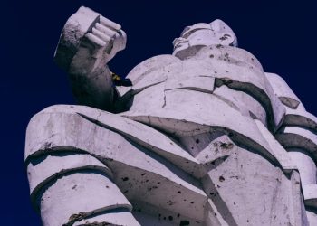 Kur vitrinat zëvendësohen nga fragmente lufte, njihuni me Muzeun e “fantazmave” në Ukrainë